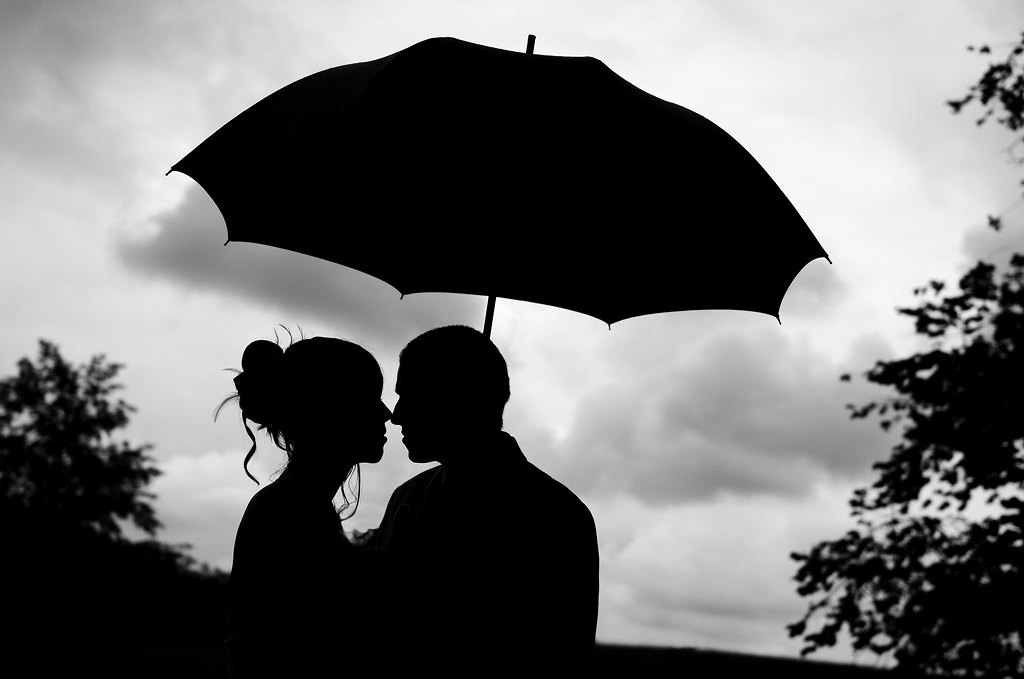 Portfolio - Mariage_pluie_parapluie_noir-et-blanc.jpg - Mariage - image