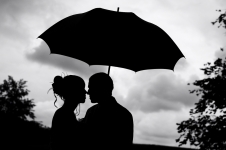 Mariage_pluie_parapluie_noir-et-blanc.jpg